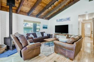 Family Home with Fast WiFi Wood Stove Firepit & Enclosed Yard - Dogs OK - 0