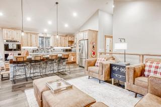 Luxury Home - Pool Table Jetted Tub Fireplaces Free WiFi washer&dryer - 9