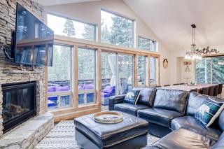 Luxury Home - Pool Table Jetted Tub Fireplaces Free WiFi washer&dryer - 7