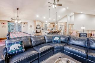 Luxury Home - Pool Table Jetted Tub Fireplaces Free WiFi washer&dryer - 4