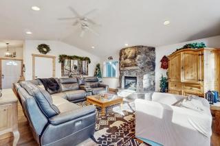 Upgraded alpine retreat close to golf skiing & lakeside fun - 8