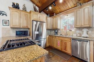 Upgraded alpine retreat close to golf skiing & lakeside fun - 4
