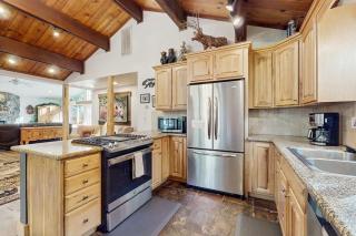 Upgraded alpine retreat close to golf skiing & lakeside fun - 3