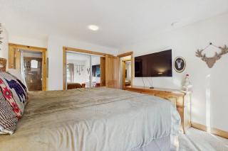 Upgraded alpine retreat close to golf skiing & lakeside fun - 1