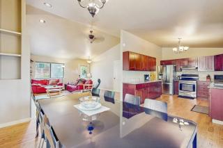 Charming Cabin Home with Fireplace W&D Enclosed Backyard - 2