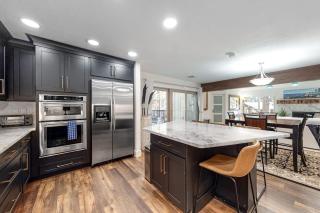 Renovated 2nd-floor condo with deck grill fireplace W&D & free WiFi - 2
