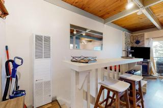 Ski dream walkable to lifts - 2 decks WFH area & shuttle pick-up across street - 2