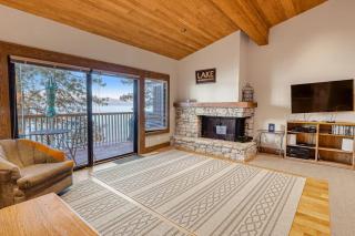 Lakefront getaway with Private beach access & balcony sleeps 6 - 6