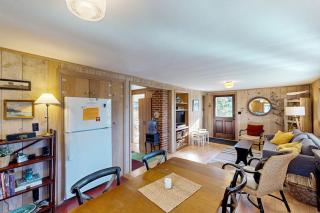 Adorable coastal home near the beach & downtown with deck & private washer&dryer - 2