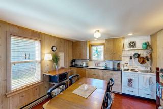 Adorable coastal home near the beach & downtown with deck & private washer&dryer - 3