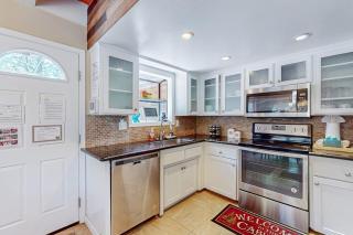 Remodeled Montgomery Estates Retreat - Minutes to Heavenly & Beach - 2