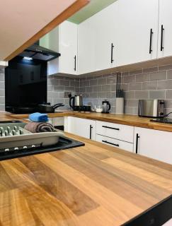 Relaxing 4BR Home All Ensuite Sleeps 8 in Preston - 4