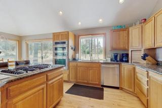 Warm and roomy dog-friendly retreat with a private hot tub shared pool & tennis - 1