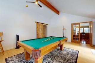 Comfy Home with Private Hot Tub SHARC Passes & Entertainment - 9