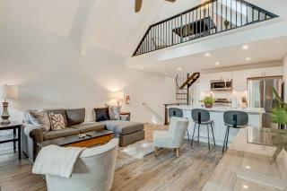 Hospitable condo with wood-burning fireplace washer&dryer deck & balcony - 0