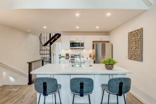 Hospitable condo with wood-burning fireplace washer&dryer deck & balcony - 4