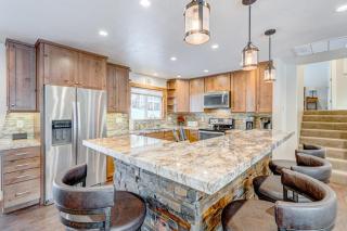 Dog-friendly modern abode with large yard fireplace cable & washer&dryer - 1