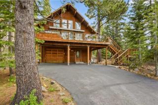 Outdoor haven with hot tub media room scenic views - close to everything - 0