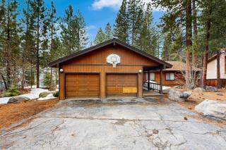 Dog-friendly retreat in Incline Village with fireplace & washer&dryer - 0