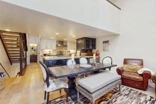 Stunning mountain retreat with pool balcony views & fireplace - near skiing - 6