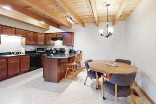 Spacious townhouse with shared hot tub & pool sleeps 6 - 3