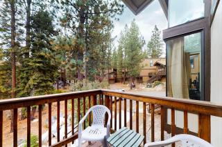 Spacious townhouse with shared hot tub & pool sleeps 6 - 7
