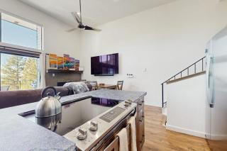 CONDO WITH BEAUTIFUL LAKE VIEW & CLOSE TO STAGE COACH LODGE - 1