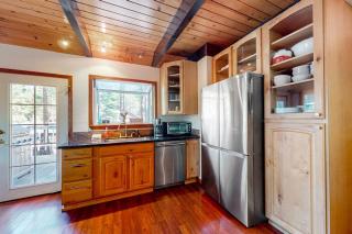 Wildlife Retreat - Embrace nature in South Lake Tahoe with hot tub - 3