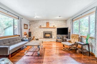 Remodeled home with large yard & kitchen in lovely forest setting - dog-friendly - 8