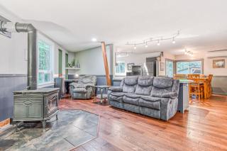 Remodeled home with large yard & kitchen in lovely forest setting - dog-friendly - 3
