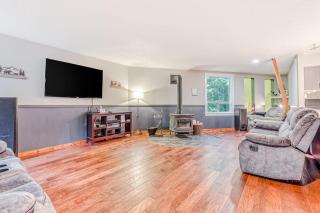 Remodeled home with large yard & kitchen in lovely forest setting - dog-friendly - 4
