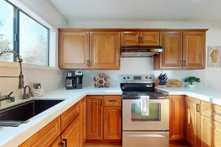 Waterfront townhouse with dock & mountain view - close to skiing hiking & beach - 1
