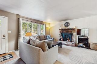 Cozy dog-friendly cabin with large private deck fireplace BBQ-close to trails - 9