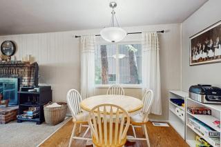 Cozy dog-friendly cabin with large private deck fireplace BBQ-close to trails - 5