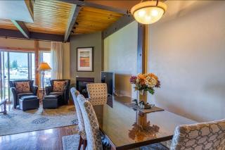 Two-story lakefront condo with access to dock hot tub pool & tennis - 5