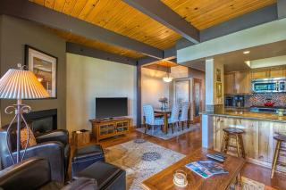Two-story lakefront condo with access to dock hot tub pool & tennis - 7
