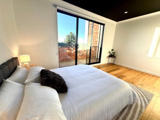 Stylish Industrial City Retreat - 5