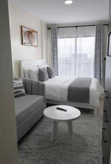 Beautiful Cozy Haven with a Rooftop Pool - 9