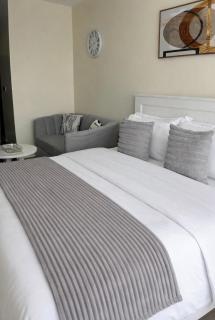 Beautiful Cozy Haven with a Rooftop Pool - 5