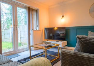 Runway Hse Luxe 5 Bed, with King sized Beds, next to Aiport & NEC, JLR 5 mins - 7