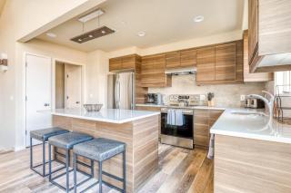Modern mountain & river-view house with balcony deck gym and WiFi - 8