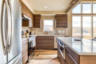 Modern mountain & river-view house with balcony deck gym and WiFi - 5