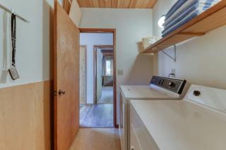 Cozy cabin with three decks EV charger & SHARC Passes - dog-friendly - 3
