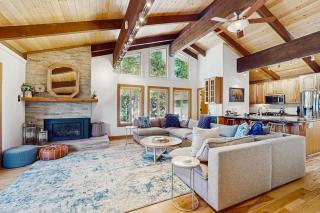 Upscale townhome by Incline Village & Lake Tahoe with fireplace guest suite & W&D - 0