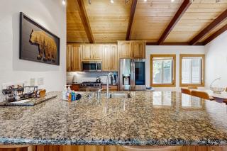 Upscale townhome by Incline Village & Lake Tahoe with fireplace guest suite & W&D - 1
