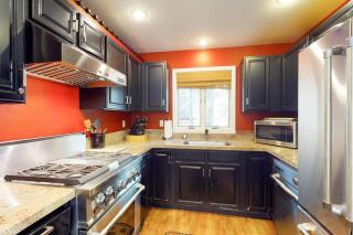 Stylish Townhome with Deck & Shared Hot Tub - Walk to Beaches Near Skiing - 9