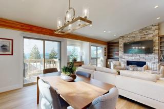 Treehouse-Style Townhouse with Lake Views in Incline Village - 4
