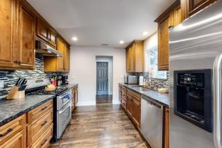 Mountain-view dog-friendly home with large yard in private locale near skiing - 5