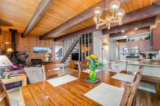 Golf front-view cabin with wood stove & forest views - close to activities - 7