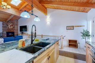 Beautiful townhouse with deck foosball fireplace and skiing nearby - 1